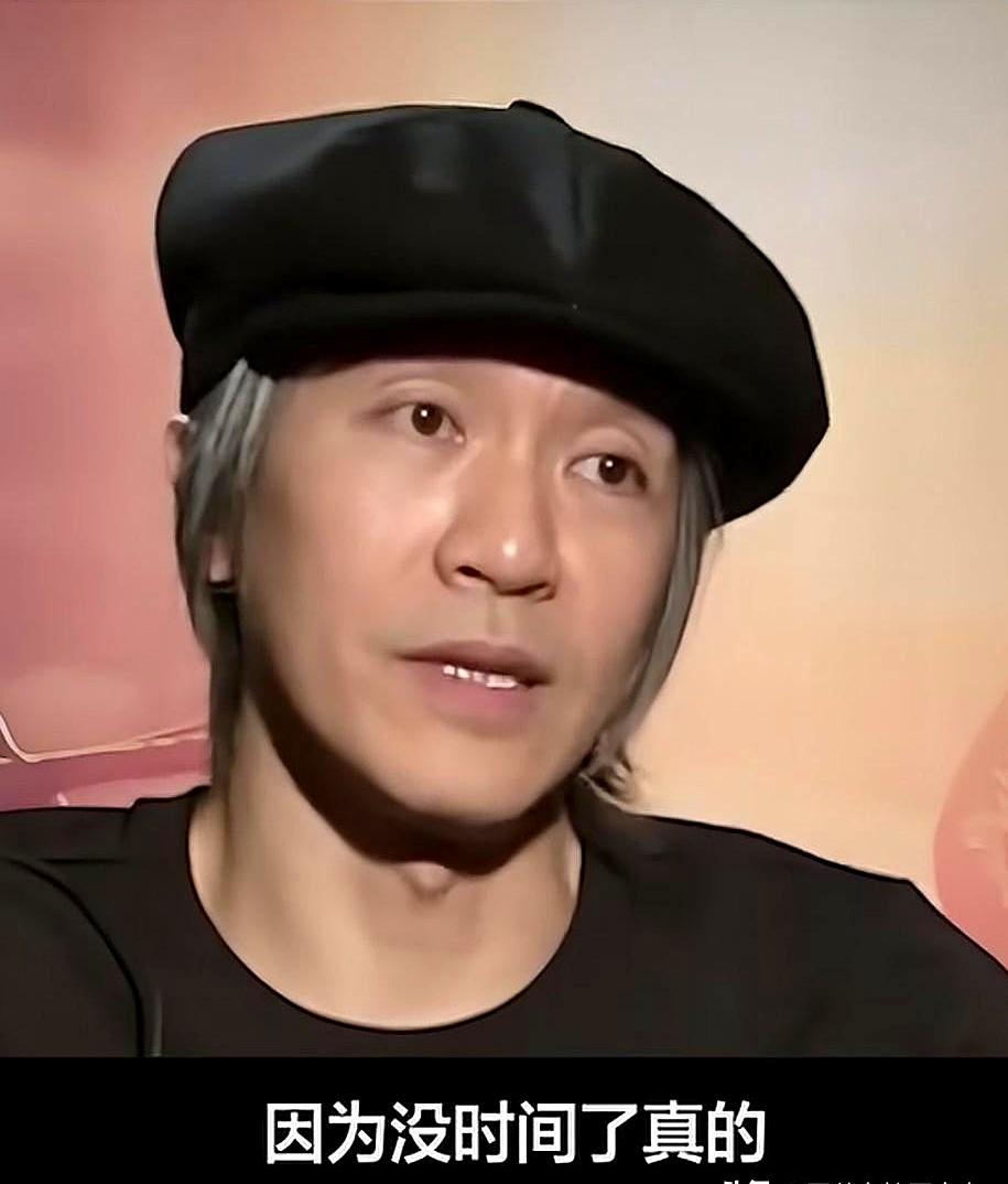 当主持人追问为何不再亲自上阵时，周星驰在灯光下说，年纪上来了，时间不多了。
全世