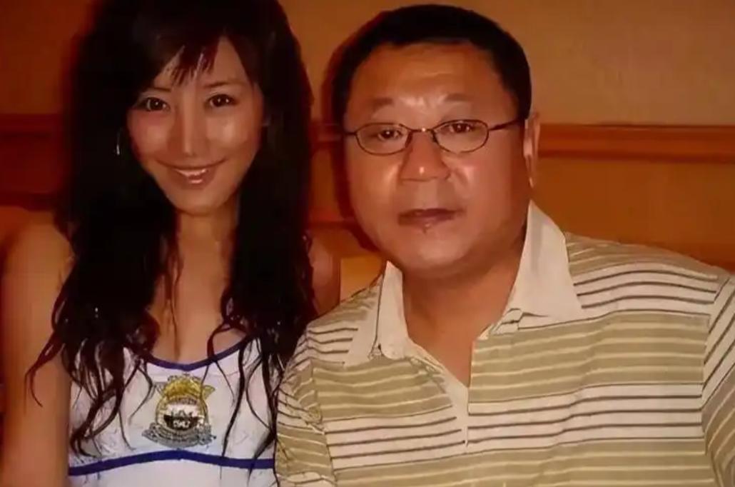 1988年，范伟在母亲的逼促下，和一名护士相亲，谁知，对方不仅不说话，连筷子都不