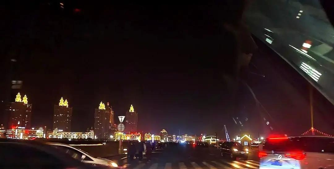 刷到有人吐槽星海广场过年灯全灭，我特意翻了下本地新闻。

官方通报写得很清楚，除