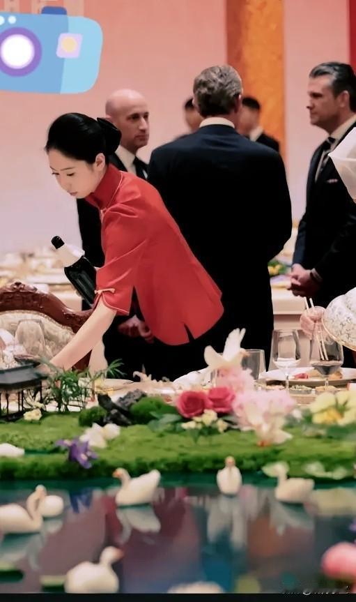 特朗普那个“汉堡胃”，在人民大会堂那顿国宴面前，估计是真的被震住了。
 
餐盘里