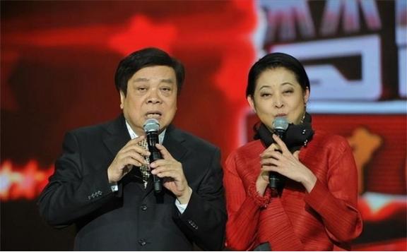 “赵忠祥瞒着妻子与我发生关系多年，并有特殊癖好，令我身心受到严重伤害！”2004