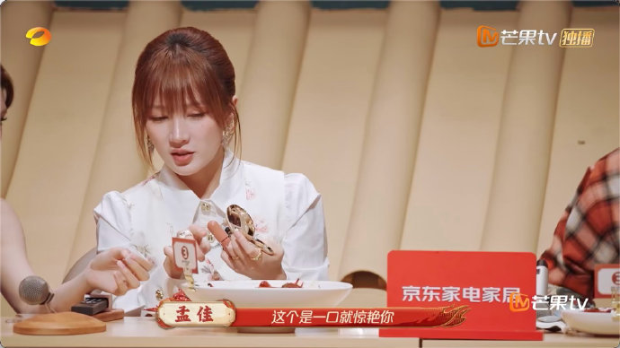 孟佳被湖南口味虾辣到脱妆孟佳打卡长沙人气口味虾，多款风味挨个体验，虾肉紧实汤汁浓