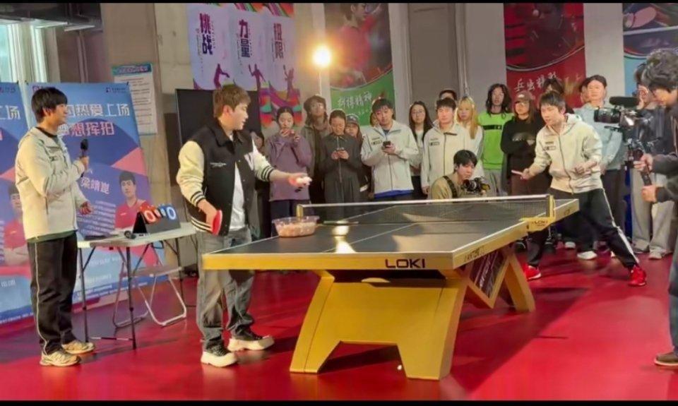 世界冠军梁靖崑今日以北京电影学院副教授身份正式开启乒乓球教学首秀，现场耐心指导学