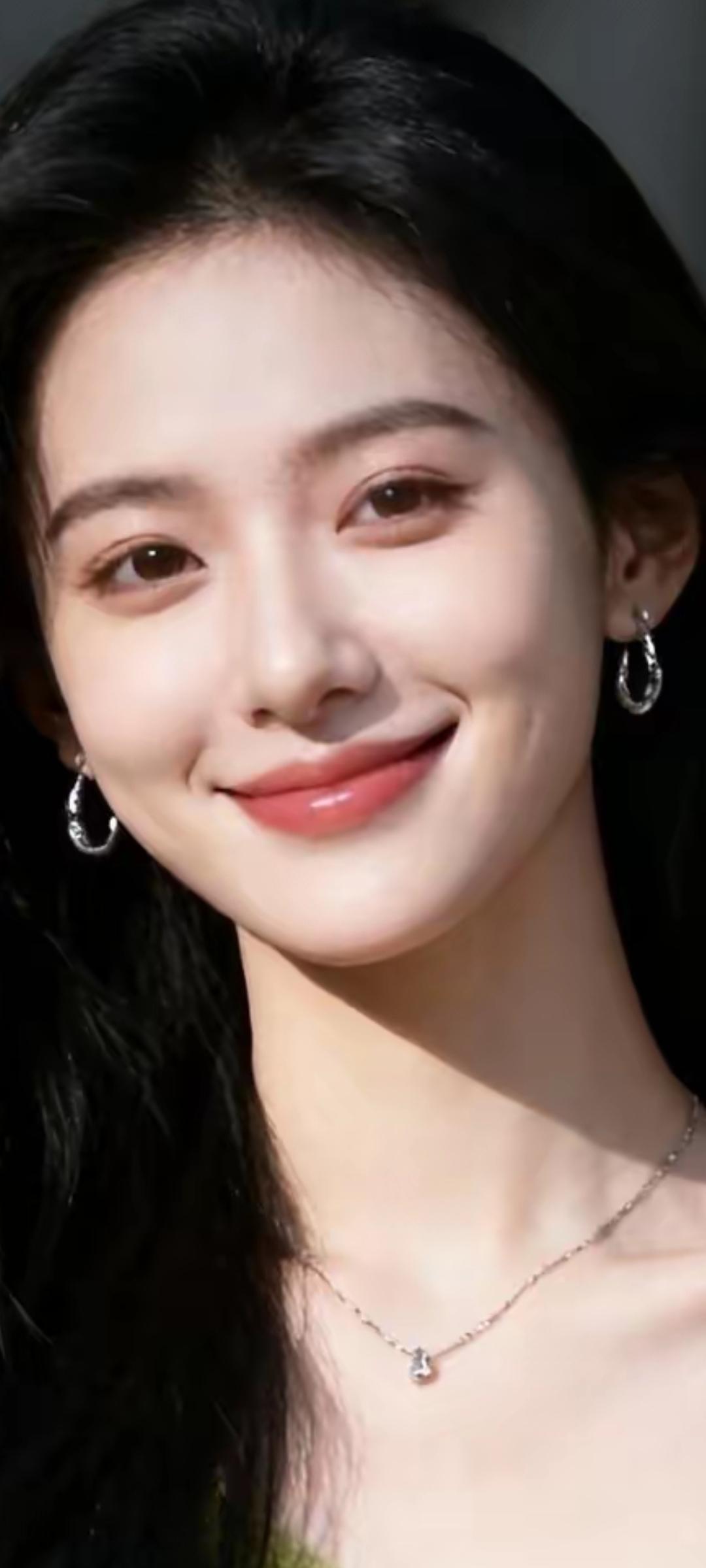 甜美笑容，闪耀耳环，优雅项链，气质女神！💖✨