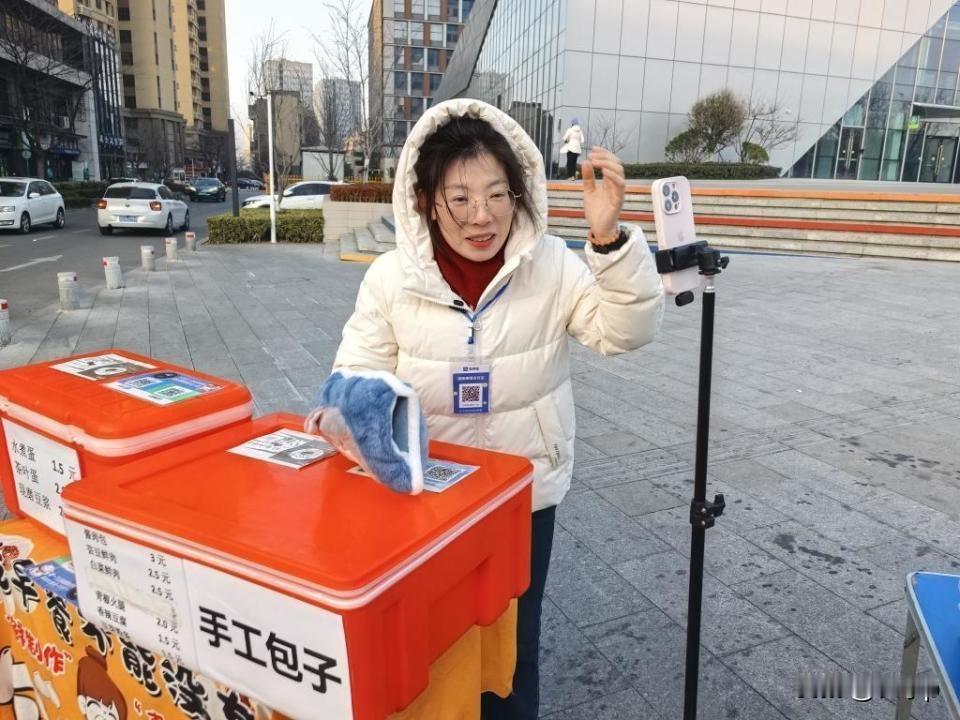 青岛女护士工作11年后辞职
现在摆摊卖手工包子，平均一天能卖100多个，她老家是