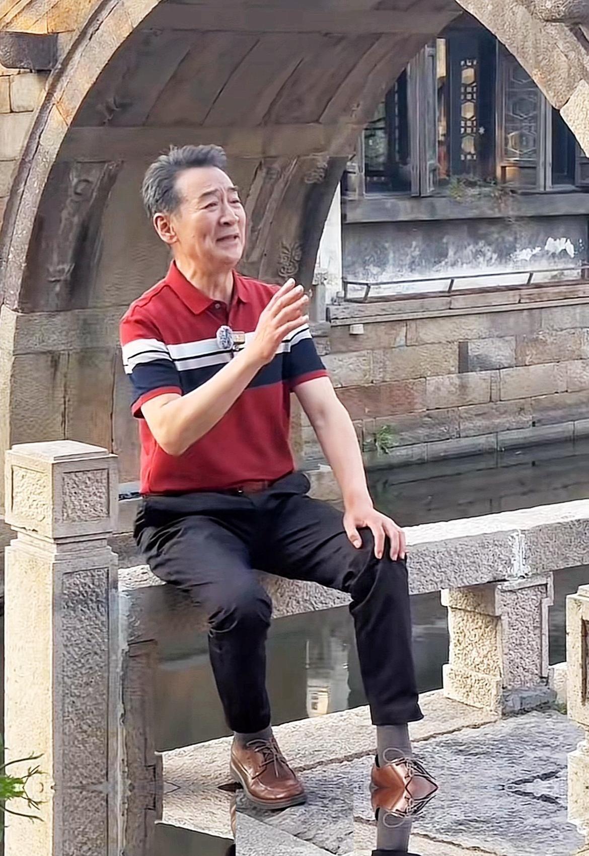演员寇振海的儿子考上全球排名第二的英国帝国理工学院后，他开着大奔带着儿子回了河北