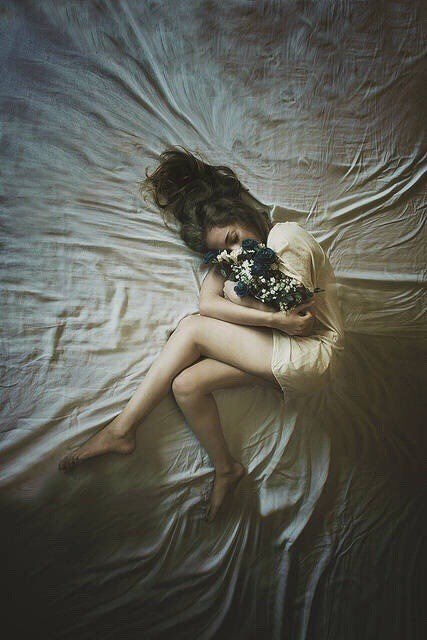 “你问我为何时常沉默，有的人无话可说，有的话无人可说。” 