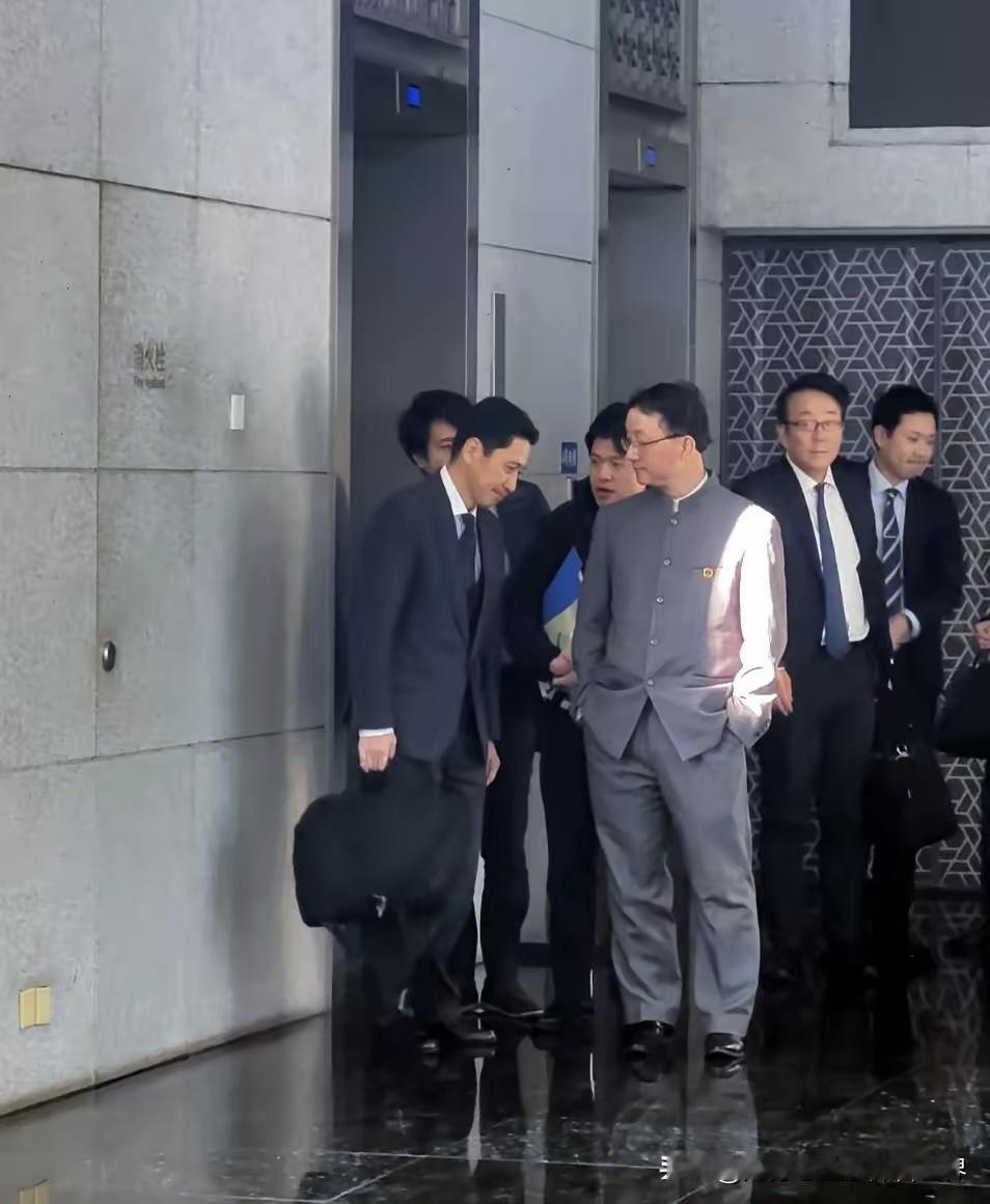 这一幕很爽。像不像上级训斥下属？说真的，身穿五四青年装的刘司长，真的很有气势。反