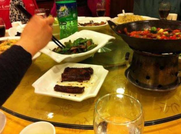 “孰是孰非？”！吉林长春上演荒唐消费纠纷！51 岁女子就餐后，只因被 20 岁收
