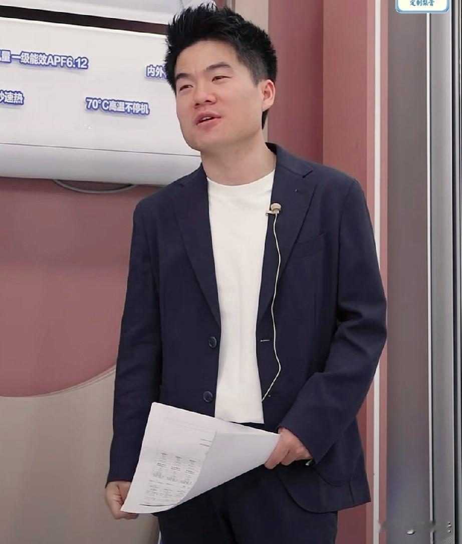 董宇辉上播迟到，朋友们开玩笑扣汉森工资。
    “你有时候什么都没做错，却承担