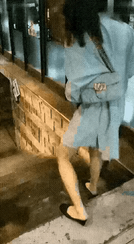 女孩下楼梯腿发软，每走一步都很吃力，看着让人心疼。也许是身体有毛病了，也许是工作