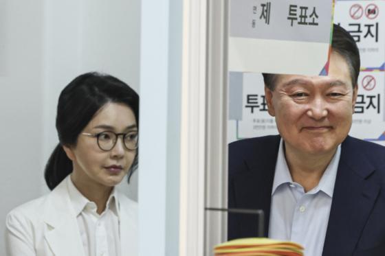 3日上午9点40分左右尹锡悦夫妇👫在私宅附近进行大选投票。
面对镜头，尹锡悦“