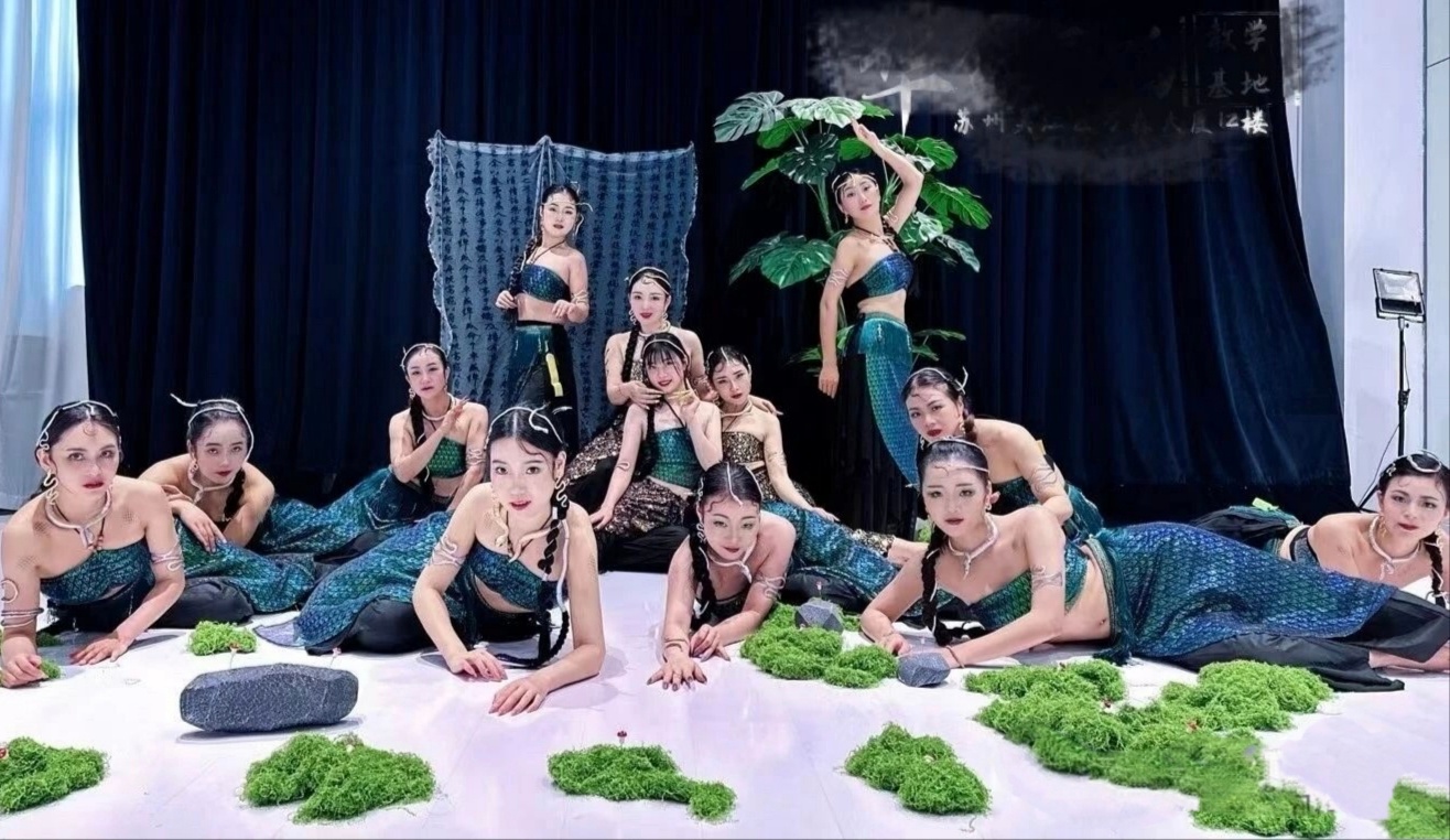 【霍尔木兹海峡附近船只遇袭起火🔥】一名海员伦敦时间7日晚提供的船舶无线电公共频