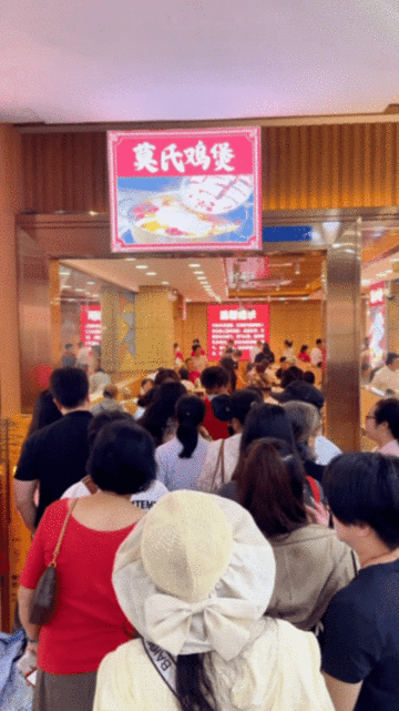 新荣记老板说莫氏鸡煲技术含量不高一饭封神 《一饭封神》老莫海选出局引人深思，扎根