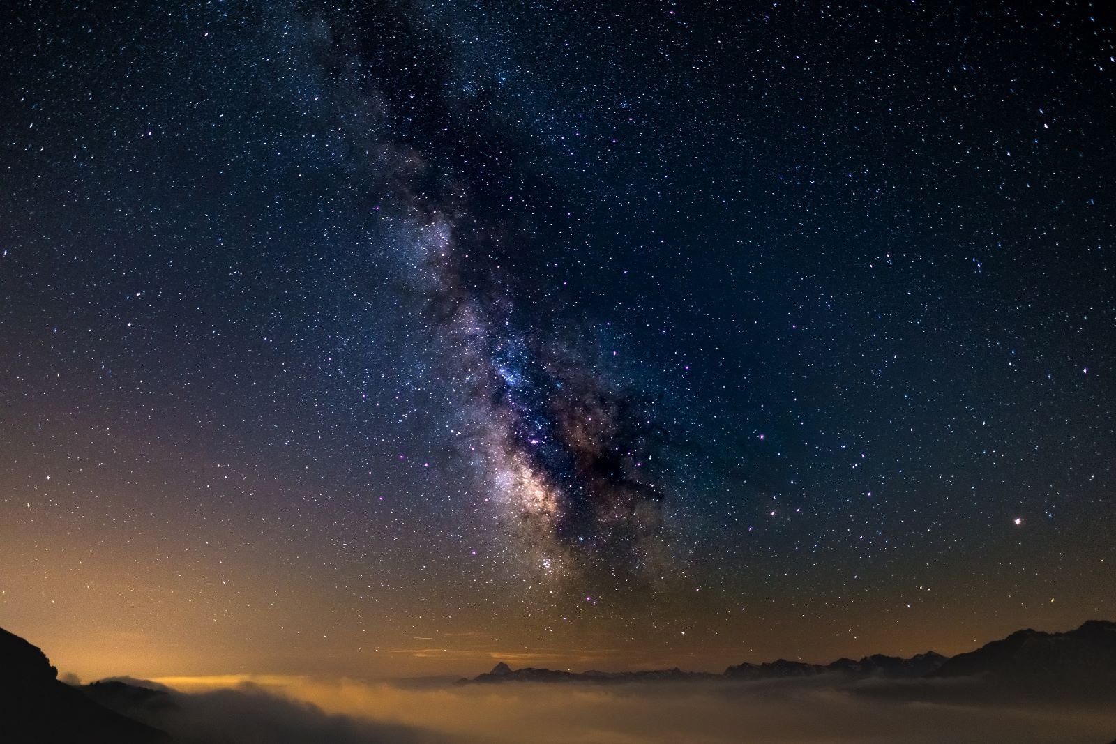 你可能认为你现在坐着不动......- 你在一颗以 30 公里/秒的速度绕恒星运