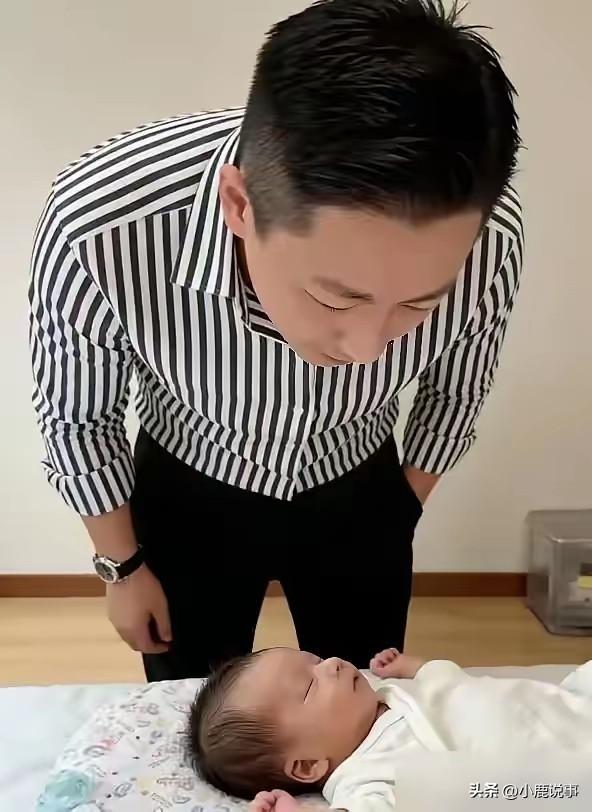 现在很多人都被房子绑住了。
总觉得不买套房，就不算安稳。
汪小菲这次，直接给大家