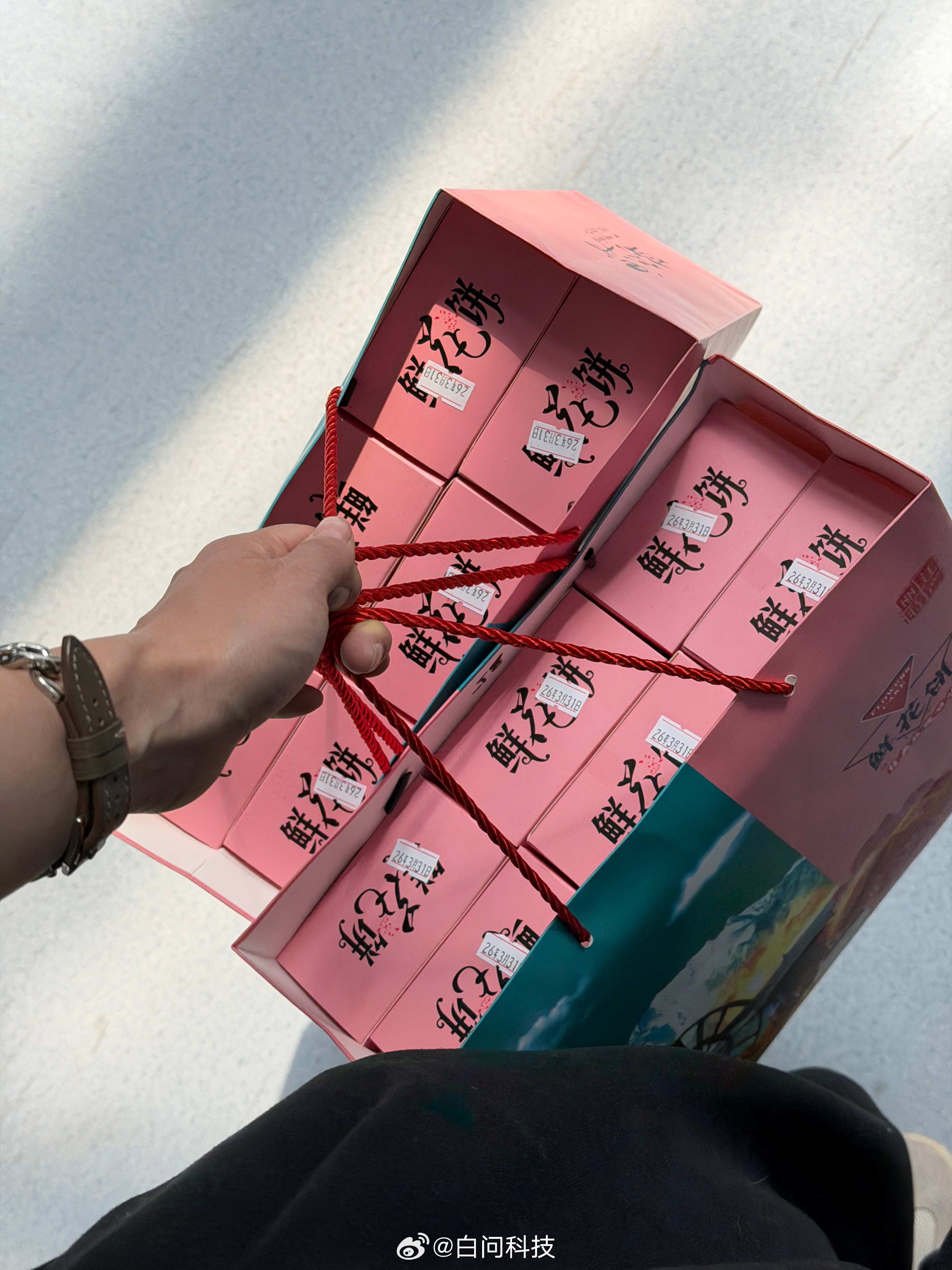 在机场等飞 给小伙伴整点云南特产鲜花饼