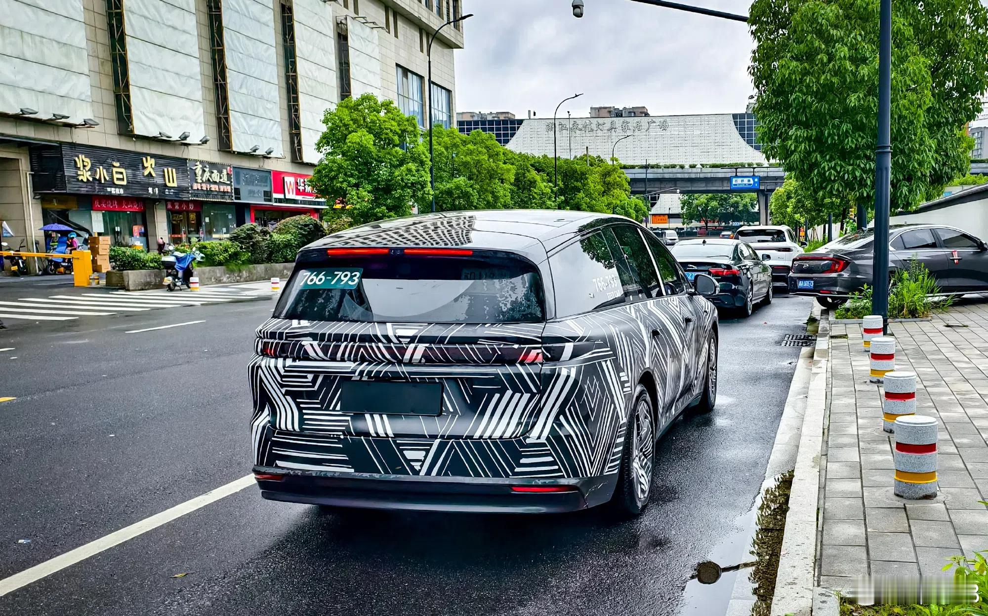 出自小红书的两行理想i8 后部带伪装照片，什么时候才能看到它卸下伪装的路试图呢[