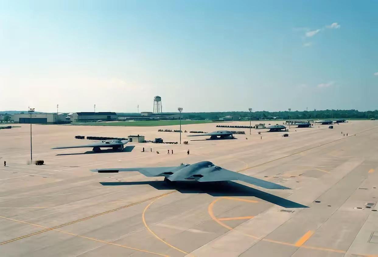 当7架B-2轰炸机在100多架护航机配合下空袭伊朗的消息传开，有人说“中国这下该