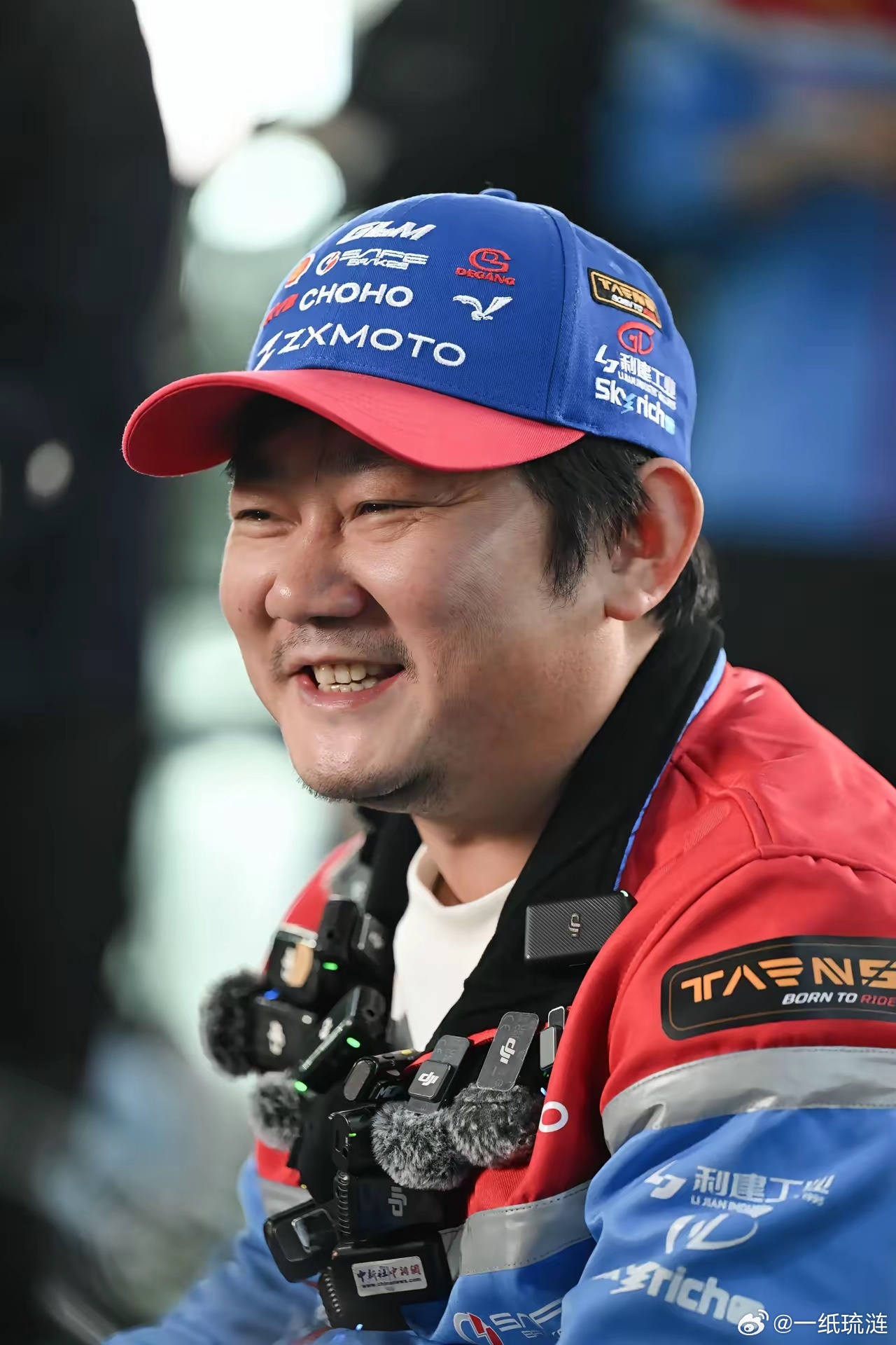 这张照片绝对可以登上《时代杂刊》，但外国人为了面子，可能不会这么干，这标志中国制