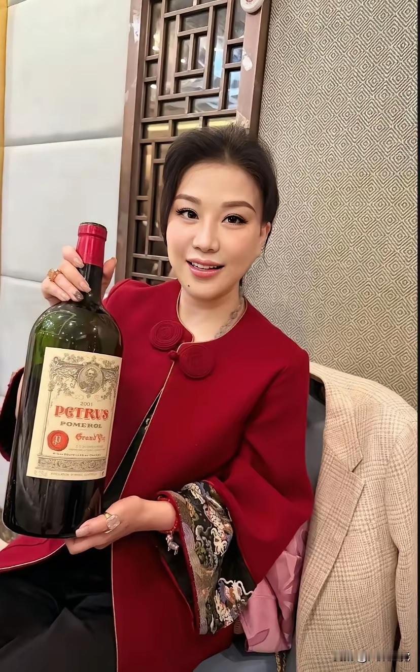 她手里的这瓶1.5升帕图斯红酒 法国 波尔多右岸产区 
这个红酒的平均价格是 拉