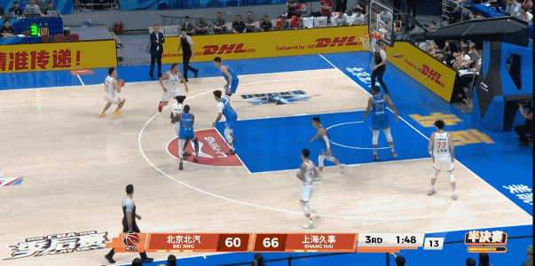 第三节比赛上海男篮三分突然开了，依靠连续三分投进，上海男篮在一度最高落后20分的