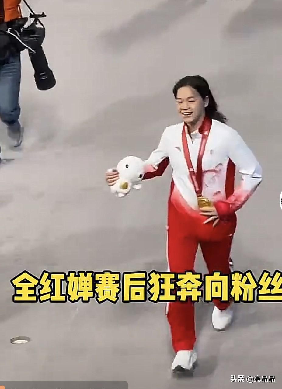 全红婵和观众双向奔赴的互动也太有爱了吧！

全运会跳水项目，全红婵双人组在广州主