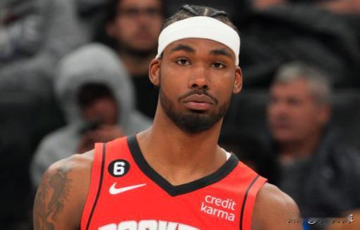 真的不明白乌度卡为什么非要让伊森去打首发，他现在的状态是出奇的差，今天比赛关键时