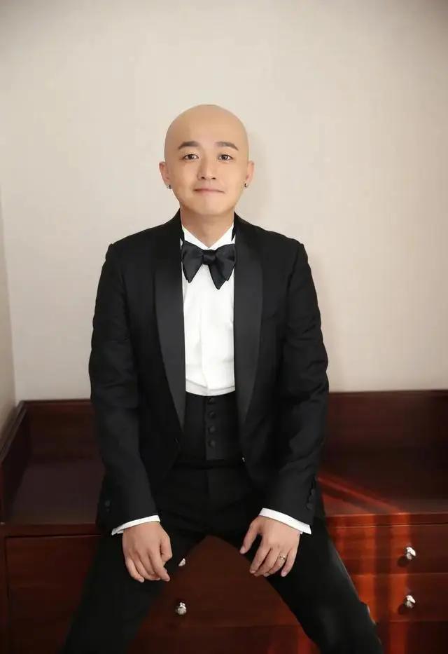 包贝尔被曝出轨，无人在意？
8月26日，有狗仔爆料称，包贝尔深夜走进一名红发女子