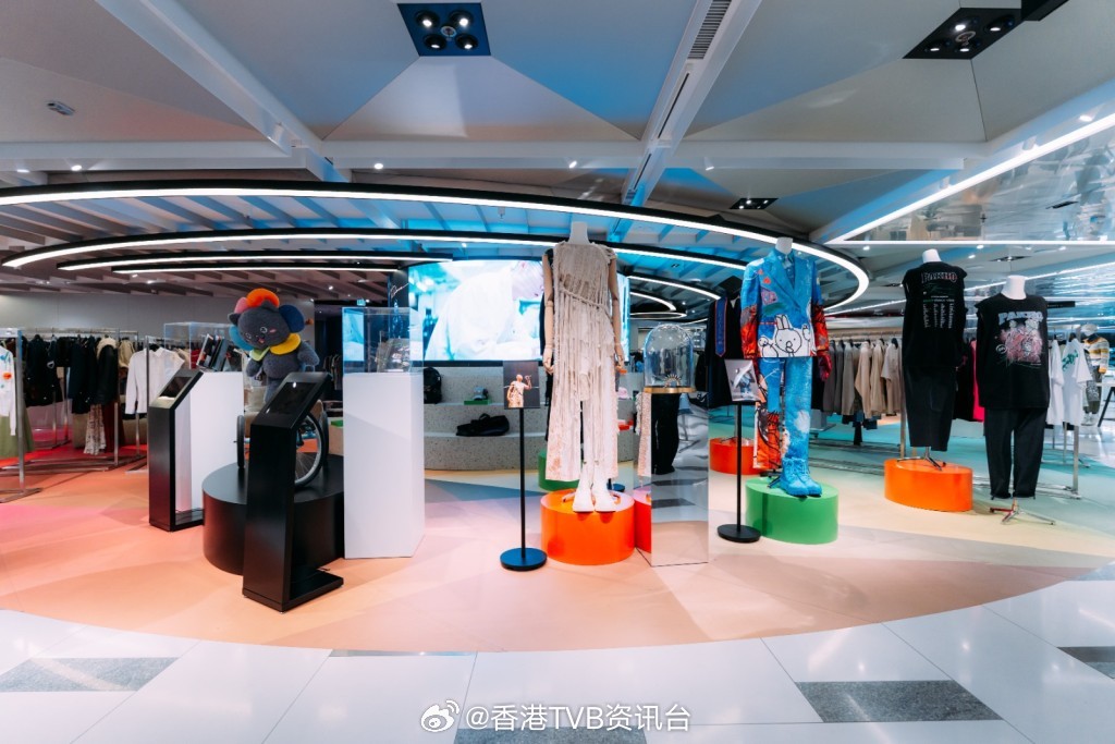 星岛：周柏豪预告为签书会准备特别小礼物 珍藏展首度公开巡唱服饰周柏豪首本个人珍藏