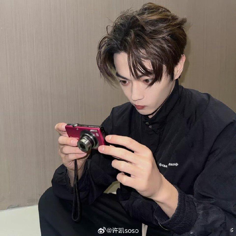 许凯 真帅哥自拍从不挑角度 自拍不挑角度才是真本事，没有刻意氛围，照样水灵出片。