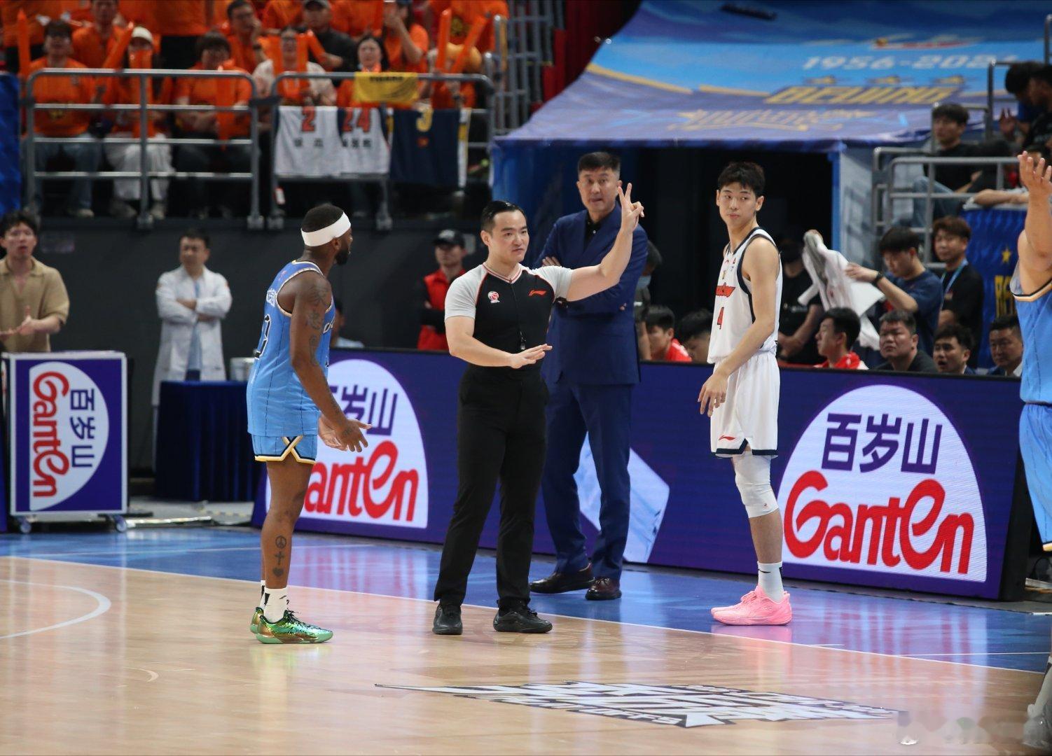 北京男篮vs广东男篮 比看FIBA的比赛过瘾。cba季后赛