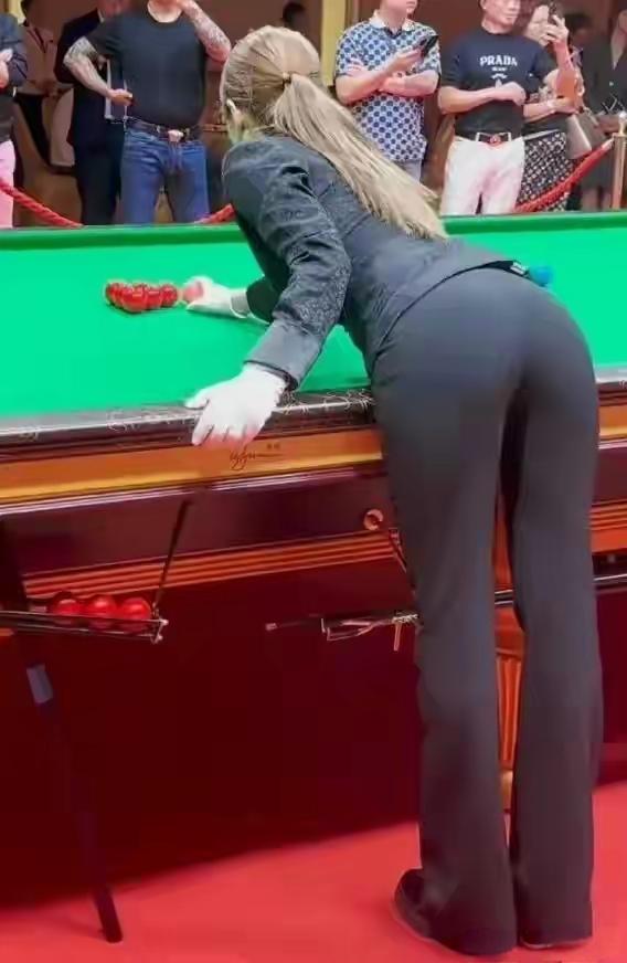 台球桌前美女