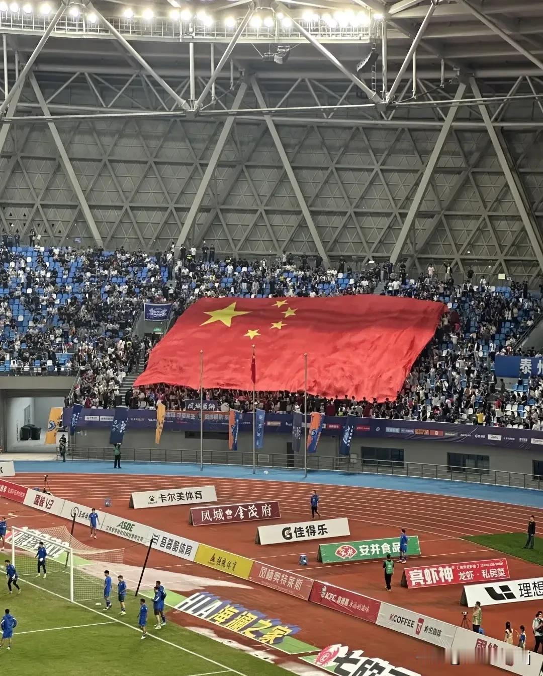 江苏业余足球联赛于近日激起广泛热议。此赛事不仅点燃了业余球员的竞技热情，更在社会
