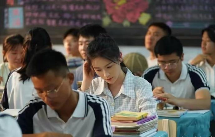 导演这是为了突出谁是演员，只给一个人化了妆…… 