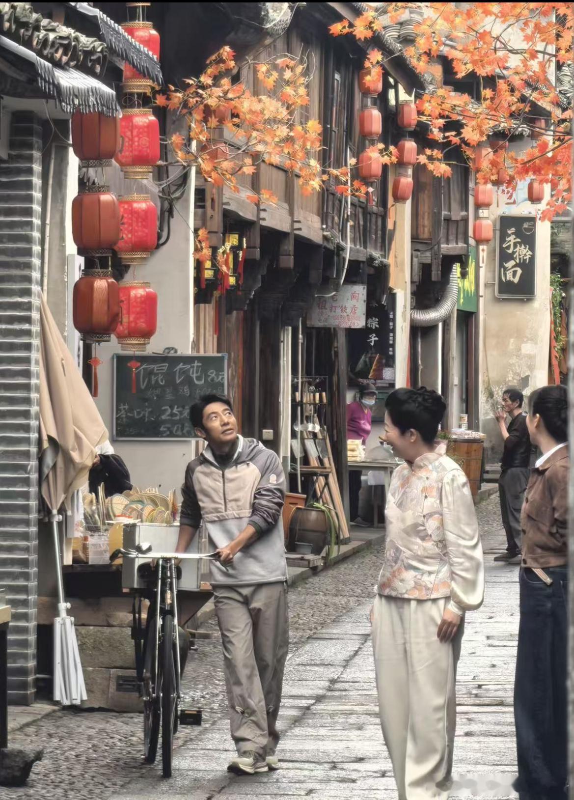 文旅消费新爆发，开启说走就走的旅程吧！✈️文旅消费迎来新爆发🌊黄墙黛瓦依山而建