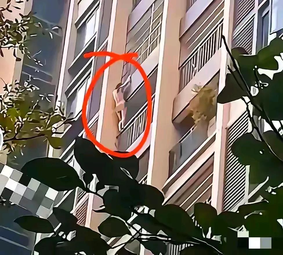 这张照片你看到了什么
让人担心的事
这要是万一掉下来可怎么办？