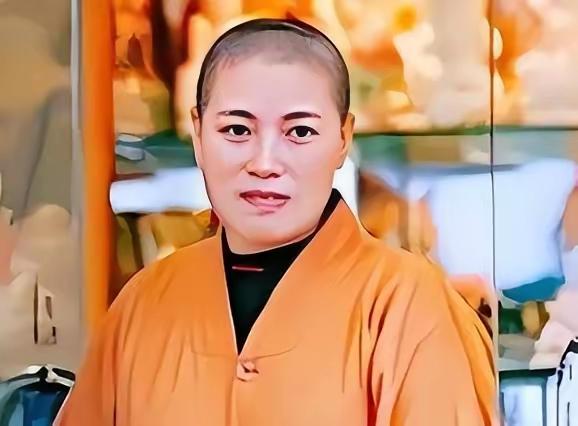 白天身披袈裟，是受人敬重的住持；夜里脱下僧袍，开豪车回到近4000万的别墅，这就