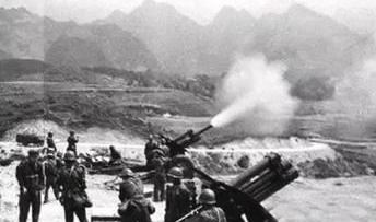 这是1984年，者阴山战斗结束后，我军正在打扫战场时的情景。满山遍野躺着的战士，