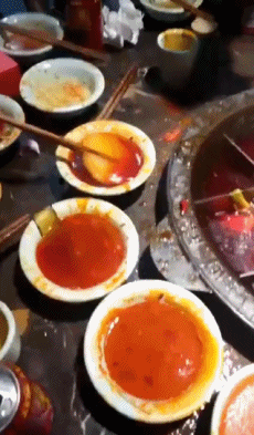 广东人在重庆吃火锅的时候和吃火锅后.... ​​​