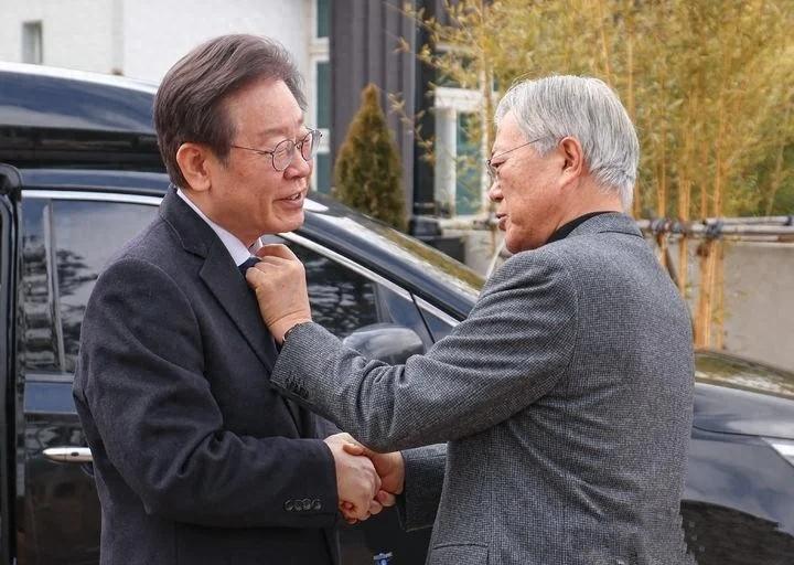 支持率跌破50%，党首被逼辞职，党内"挺李派"和"挺郑派"公开互掐——就在共同民