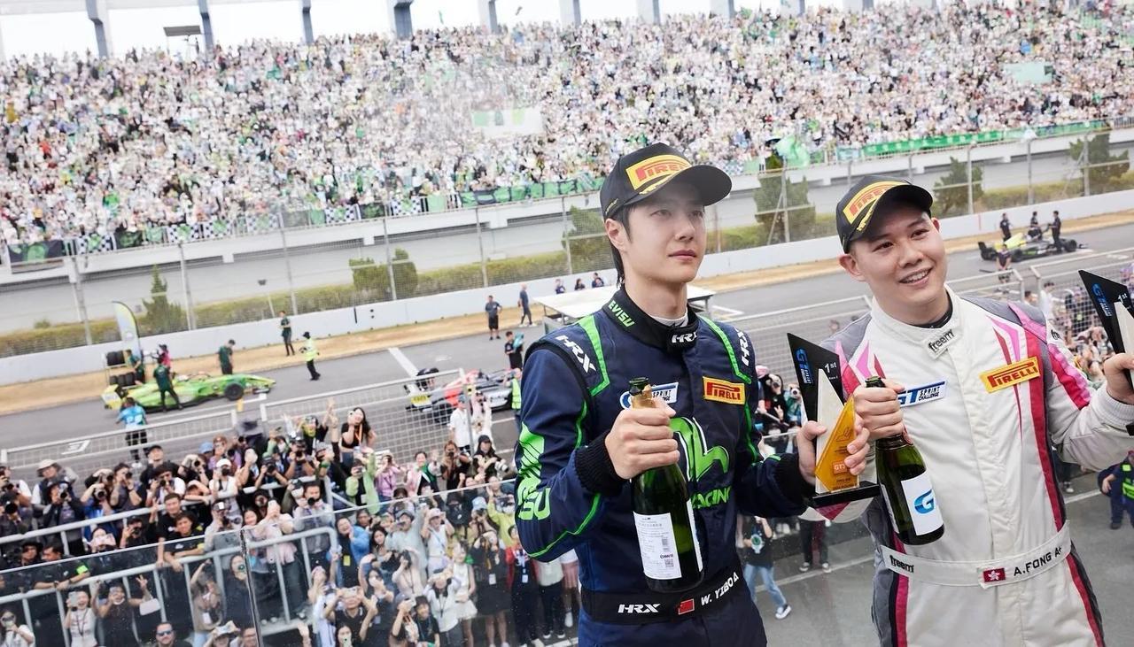同一个珠海赛车场，同样人山人海山呼海啸的情形，出现在2019年。
而2019年也