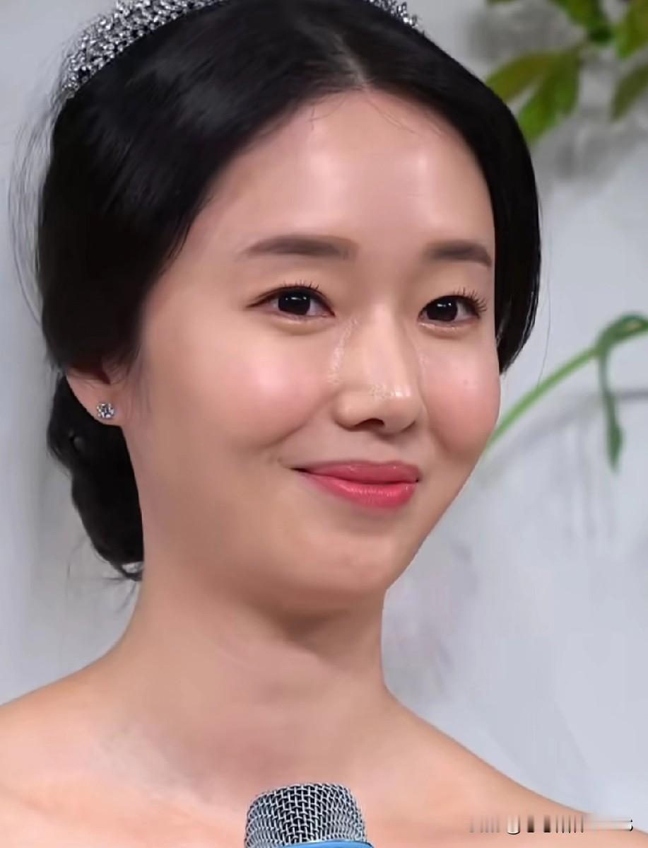 第一次看清李贞贤长相，原来这么清秀自然！典型的韩国邻家女孩长相，和舞台上那个扇子