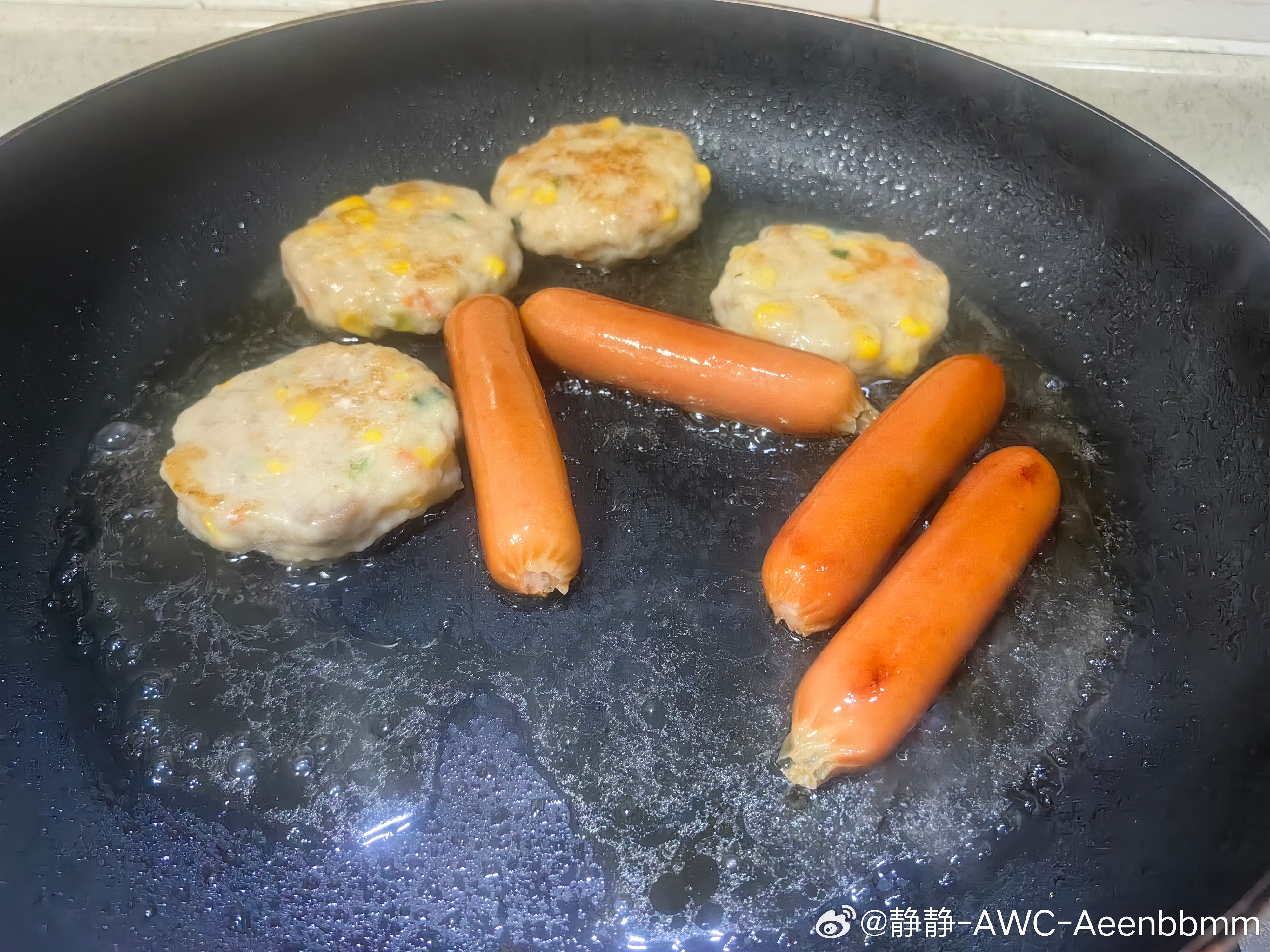 刚刚做早餐用油煎玉米猪肉饼和肠子想起我妈说的煎的东西太热气于是我倒了点水突然砰的