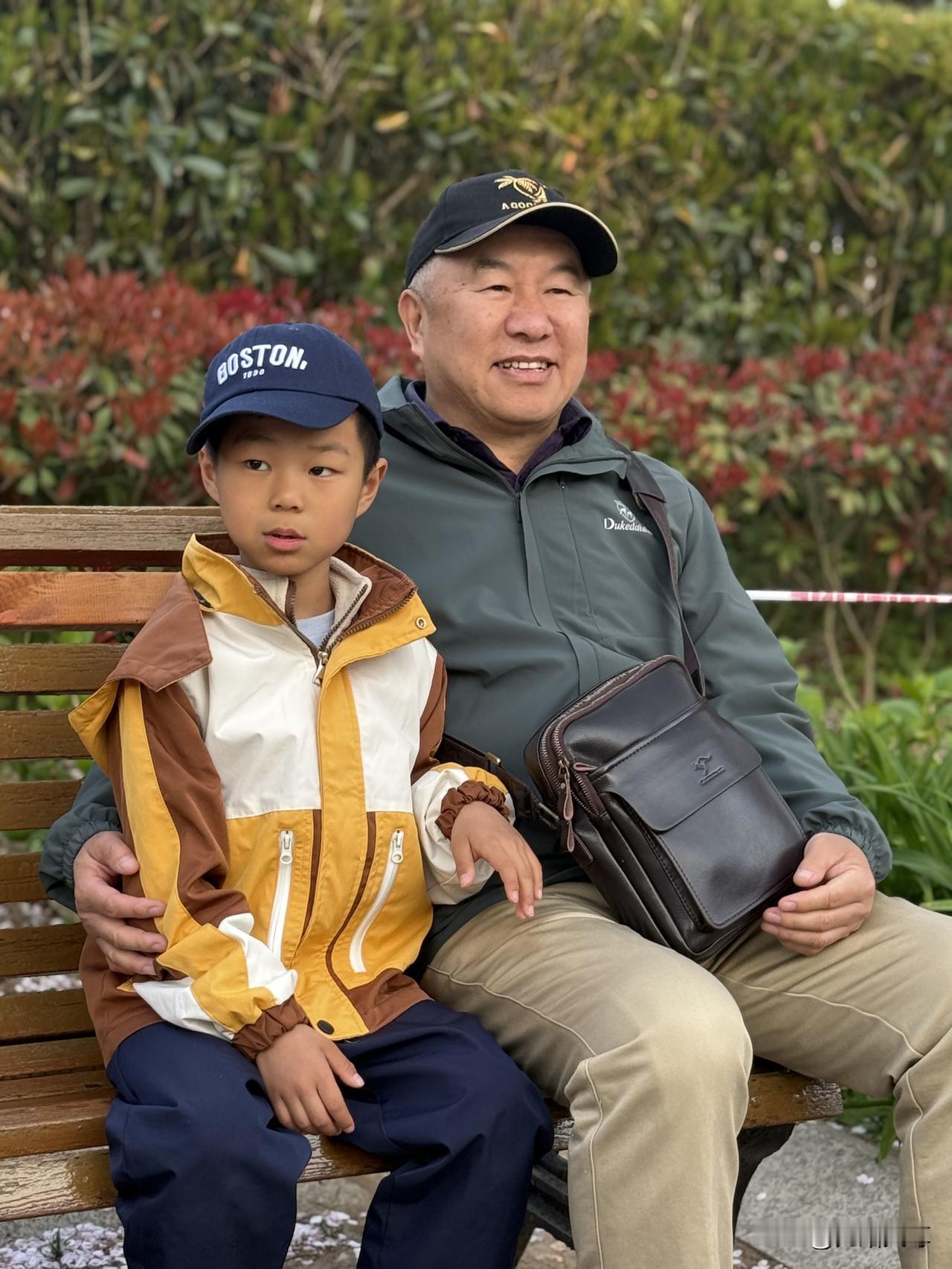 我认为孩子的压岁钱上不上缴要根据孩子的年龄来区分对待，一是孩子7岁以前太小没有生