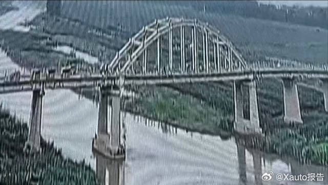 山东一大桥步道桥板脱落致行人坠亡隐患排查不能止于开会，文保建筑管护容不得拖延。2