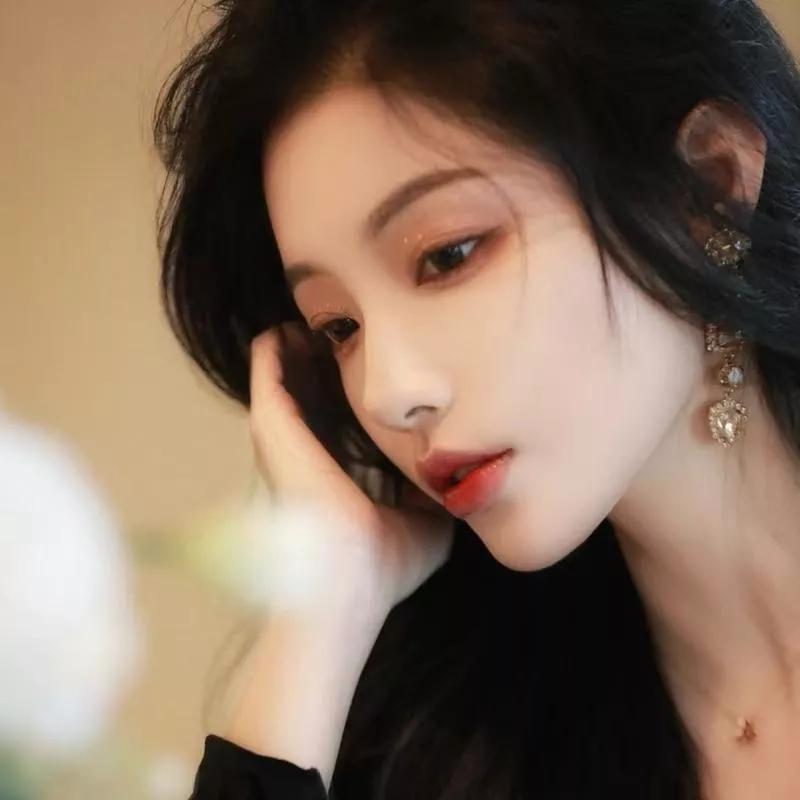 温柔似水的黑发美人，静谧而神秘。温柔气质美女 黑发红唇女神 温婉长发少女 黑发辣