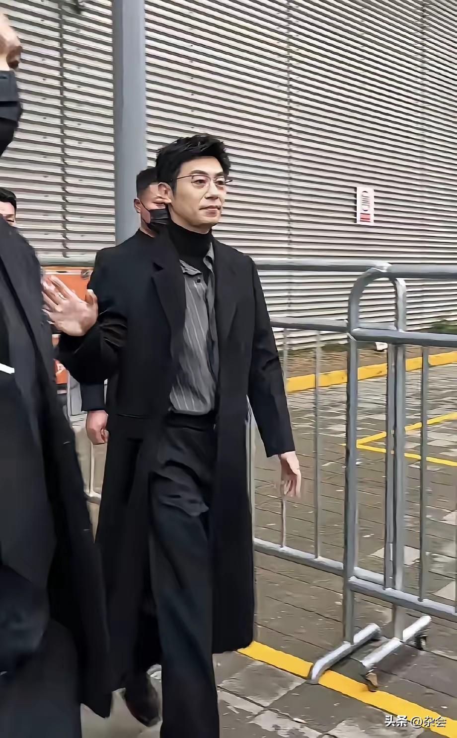 朱亚文这是从"行走的荷尔蒙"进化成"行走的儒雅"了？
黑大衣配眼镜，这文质彬彬的