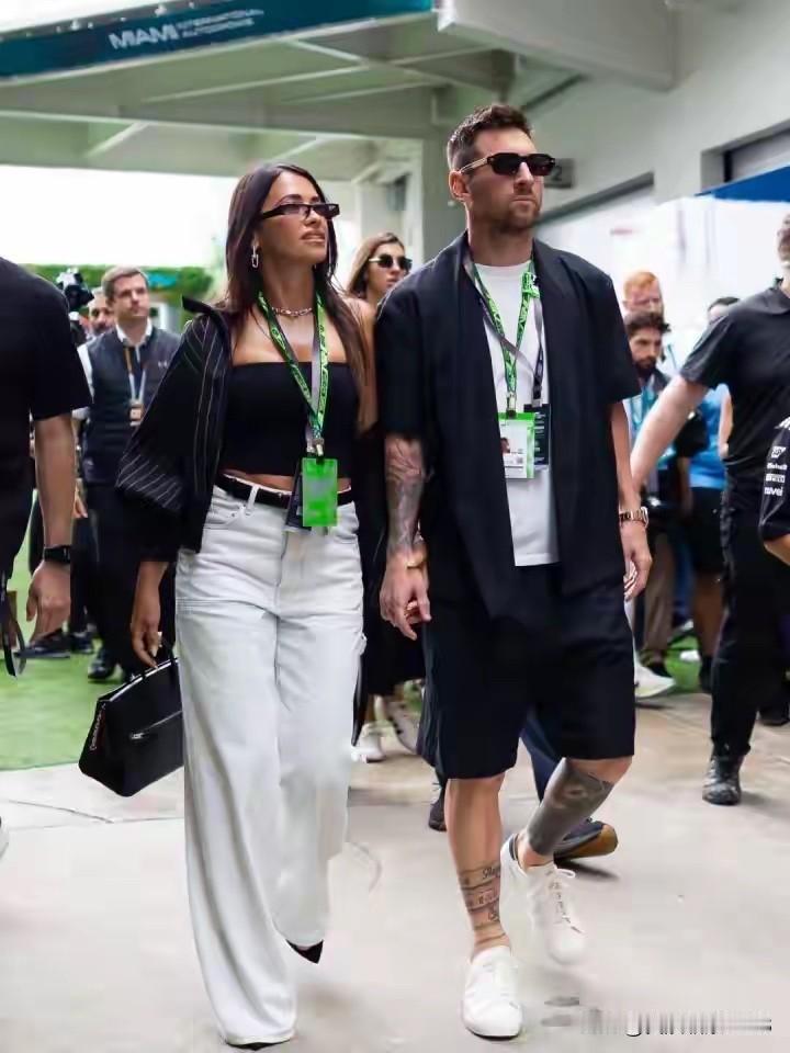 梅西带上老婆亮相F 1赛场，甜蜜十年如一日！足球 足球天下 足球竞彩