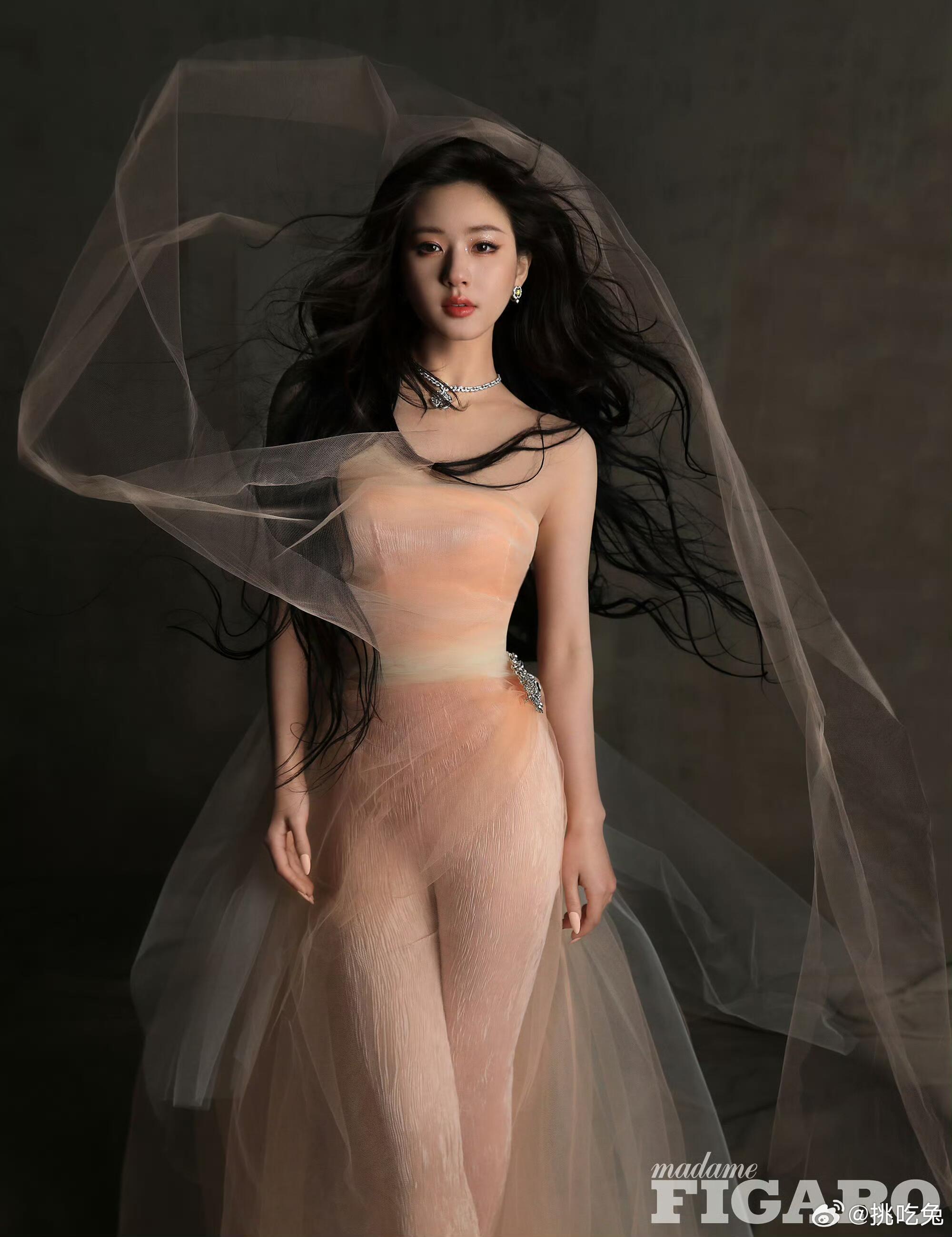 两年前的今天，赵露思坐镇费加罗三月开季刊就是这次吧？一天上身七套高定 